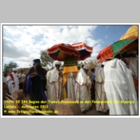 19291 12 284 Beginn der Timkat-Prozession an der Felsenkirche Bet Giyorgis - Lalibela - Aethiopien 2012.JPG